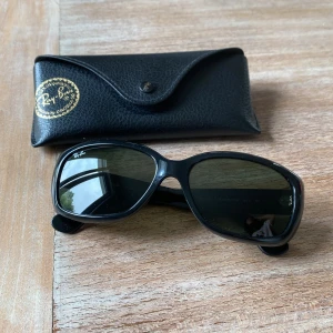 Solglasögon - Solglasögon, modell Jackie Ohh från Ray Ban  Några små repor på skalm bakom örat   Annars fint skick 