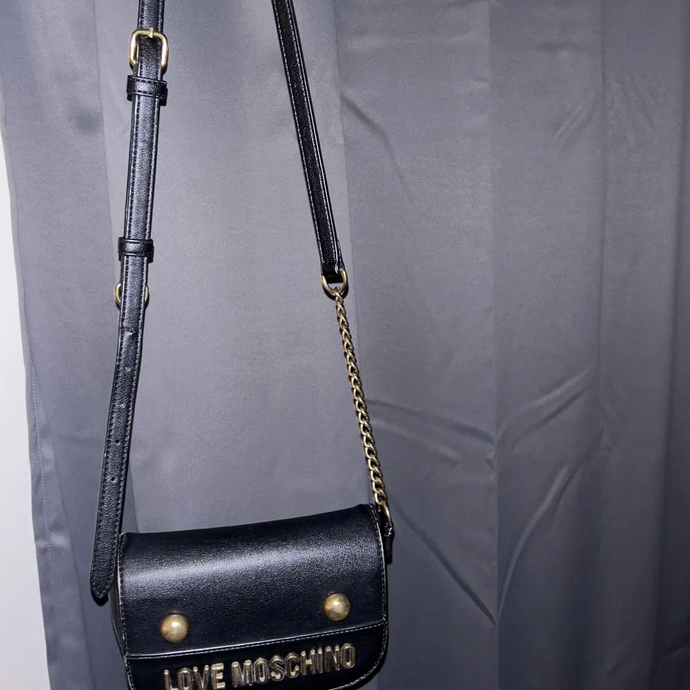 Love Moschino crossbody väska med justerbart väskband. Köpt från Zalando.. Accessoarer.