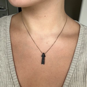 Halsband - Halsband från kullaro. Diabase sten. 