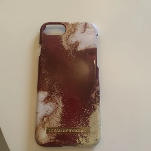 Ideal of Sweden iPhone 8 skal - Ideal of Sweden skal, till iPhone 8. Använda några gånger, men fortfarande i topp skick. Används inte längre då jag inte har IPhone 8 längre. Vill man ha fler bilder eller några frågor får man skriva till mig