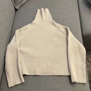 Stickad tröja  - En jättefin stickad tröja, använd några gånger och därmed inga skador. Storlek - XS