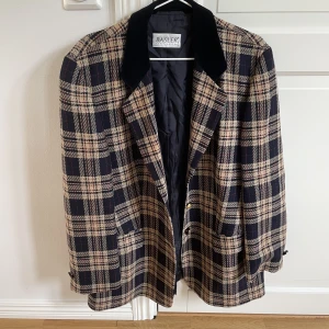 Oversized vintage kavaj - En oversized vintage kavaj. Sjukt snygg att använda både under en topp eller som jacka när det blir lite kallare. Frakt tillkommer