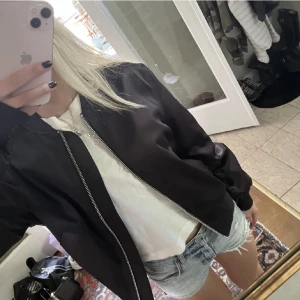 Bomberjacka - Säljer en skita snygg bomberjacka från hm💗💗