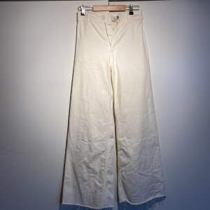 Zara jeans i modellen ”the marine straight” i färgen ”off-white”. :)