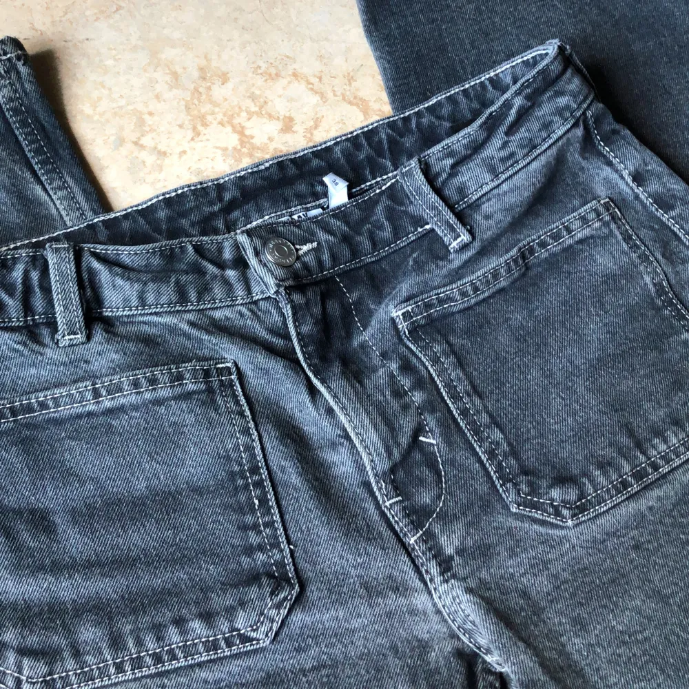 Unikt par gråa jeans köpta från Weekday! Org. 500kr🤍. Jeans & Byxor.