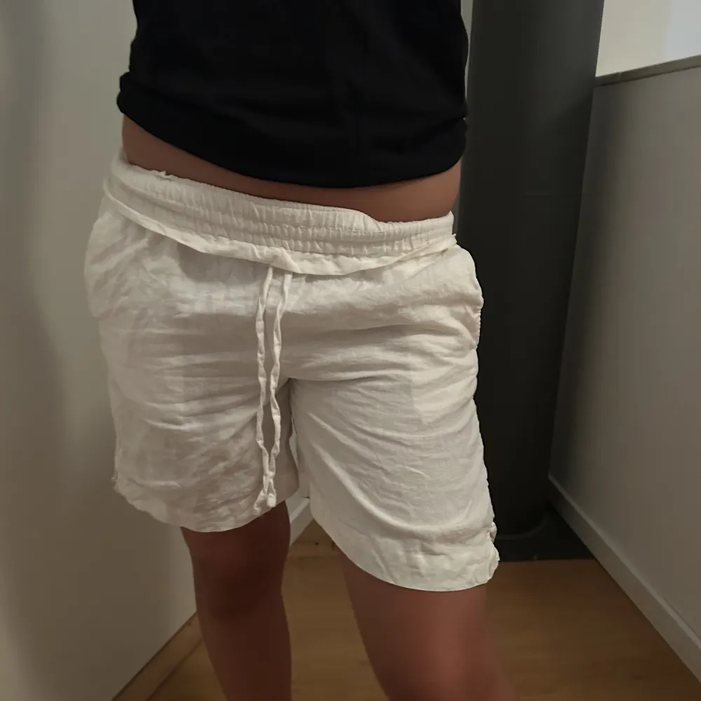 Linneshorts nästan aldrig andvända. (Ganska skrynkliga går att stryka). Shorts.