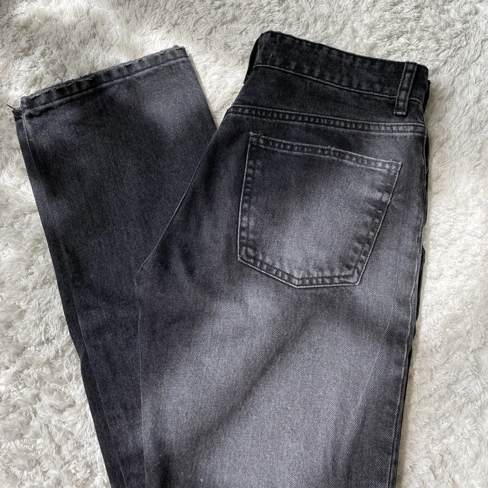 Svarta zara jeans, midwaist, storlek 36, nyskick Samma modell och storlek som de blå jeansen på sista bilden 😊. Jeans & Byxor.