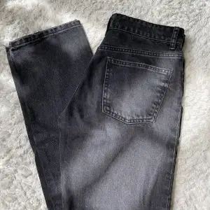 Svarta zara jeans, midwaist, storlek 36, nyskick Samma modell och storlek som de blå jeansen på sista bilden 😊