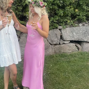 Rosa klänning - Säljer min helt underbara klänning som endast är använd en gång. Som referens är jag vanligtvis en storlek XS-S men denna är rätt liten i bysten så denna är i M och passar mig perfekt🤩🤩