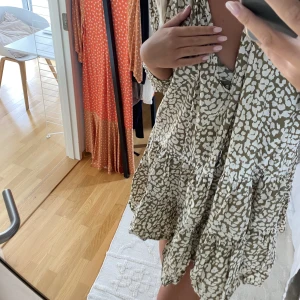 Strandklänning  - Fin strandklänning från kollektionen lovestoriesX hm! Sparsamt använd, bra skick:)