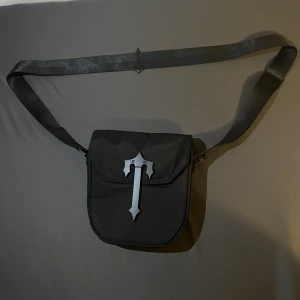 Trapstar Väska - Säljer min helt oanvända Trapstar Väska då jag inte har användning till det. 