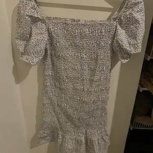 Sommarklänning  - Säljer denna söta sommarklänning från NA-KD. I fint skick. Storlek 38🩷