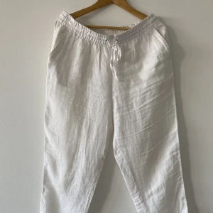 Linnebyxor med slits - Vita linnebyxor med slits på utsidan. Inga skador