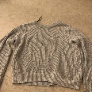 3 stickade tröjor superfina!!! - Bild 1. Beige väldig skön lite Stockholm still typ väldigt fin iaf storlek S funkar även som XS 2.stor skön svart tröja  storlek M/L 3. En lite mer rosa beige färg superskönt också köpte på lager 157 varm att ha på vintern M/L