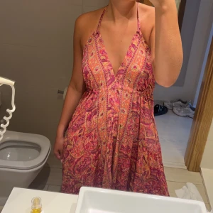 Lång klänning  - Super snygg långklänning, säljer då jag inte kommer använda den. 350 kr. Står ingen storlek men passar s/m man kan spänna in där bak