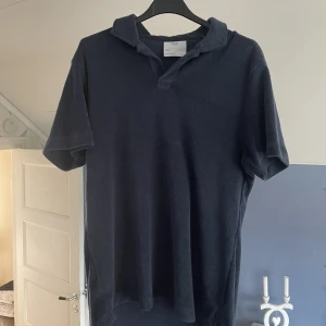 Frotté tröja - Tja, säljer min marinblåa frotté piké från mango. Tröjan är i väldigt bra skick och endast använd fåtalet gånger.  