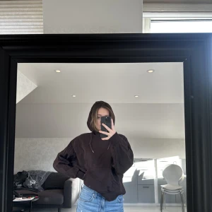 Hoodie - Brun tröja, fin men har tyvärr ett blekt märke vid botten. Storlek S