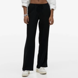 Svarta linnebyxor - Säljer mina lågmidjade linnebyxor då de blivit för små för mig🩷 pris går att diskutera