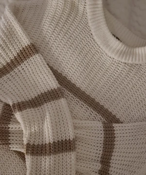 Stickad tröja  - Säljer denna stickade tröjan med ränder från Lager 157, säljer pga att jag inte använder den. Använd 1 gång så den är typ helt ny!