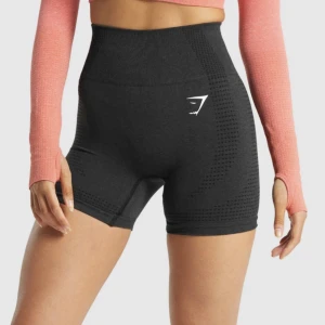 gymshark shorts! - vital seamless shorts från gymshark i färgen black marl! använda 3-4 gånger, säljer pga har vuxit ur dem💔💔