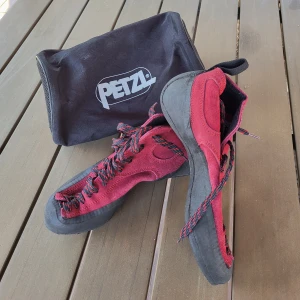 Klätterskor - Nästintill helt oanvända klätterskor, de är i mycket bra skick och så fina!