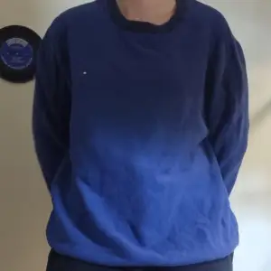 En blå Tommy Hilfiger tröja i storlek XL men passar mig (S) bra som en oversized-tröja. 