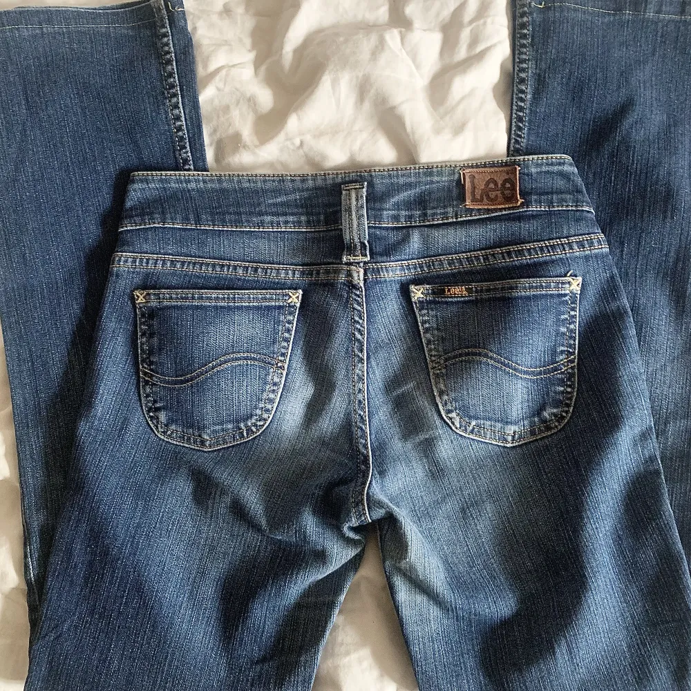 Säljer dessa sååå snygga lågmidjade utsvängda jeans!! Är lite för korta för mig i smaken, därav säljer jag de, är 171 cm💕💕Mycket bra skick!! Midjemått: 39 cm Längd: 98 cm Innerbenslängd: 77 cm Skriv privat vid frågor🥰. Jeans & Byxor.