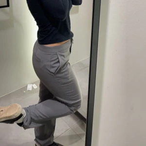 Kostymbyxor nakd  - Säljer ett par gråa kostymbyxor från NA-KD för tycker de är lite stora. Storlek 36 men mer mot 38. Bra längd på mig som är 165. Nypris 499