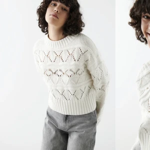 Stickad tröja - Stickad tröja från Ginatricot🌸Perfekt över sommarklänningarna nu. Köptes förra året men sparsamt använd. Säljer för 150 kr + frakt🌸❣️ Storlek S.