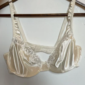 Bh - Skitsnygg bh, vet inte exakta storleken, men det har ingen vaddering. Skulle satsa på att den är 80B/C