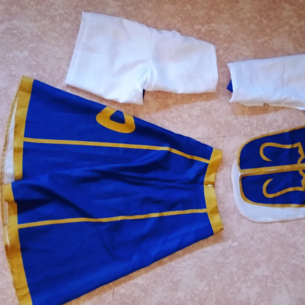 Kurapika Cosplay från Hunter x Hunter! Vädligt bra skick och använd 1 gång fast har en liten grå ögonskugga fläck på armen. Pris kan diskuteras! :) Hand assessoaren är med . Kostymer.