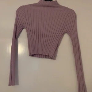 Lila magtröja - Aldrig använd Stretchigt material 