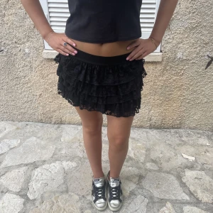 Volang kjol - Så snygg snart volangkjol i spetsmaterial🥰❤️❤️men tyvärr litet hål i kjolen men som faktiskt inte syns på kjolen