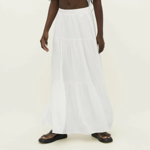 lång kjol - GÅR ATT KÖPA DIREKT!! jättefin långkjol från Stradivarius i storlek S💓I ny skick då den aldrig är använd med lappen kvar på🙌🏼 Säljer för 280kr, men pris går att diskutera (obs frakt ingår INTE i priset)💞