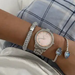 säljer min michael kors klocka som köptes i januari. jättefint skick och den går rätt (går att ställa om) nypris :1500kr 🌟🌟🌸899kr + frakt kompromiss kan ske vid tidigt köp.