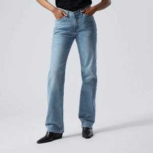 Jeans från Weekday i modellen Twig. Jeansen är samma modell som första bilden fast i svart