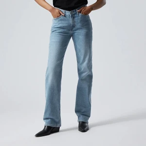 Jeans från Weekday - Jeans från Weekday i modellen Twig. Jeansen är samma modell som första bilden fast i svart