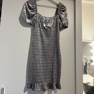 Fest klänning  - Otroligt charmig fest klänning. använd en gång. Silver/grå💕