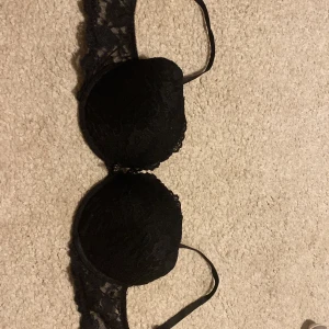 Svart bh med lite push up. - Svart bh. Knappt använd. 85 D. Lite push up.