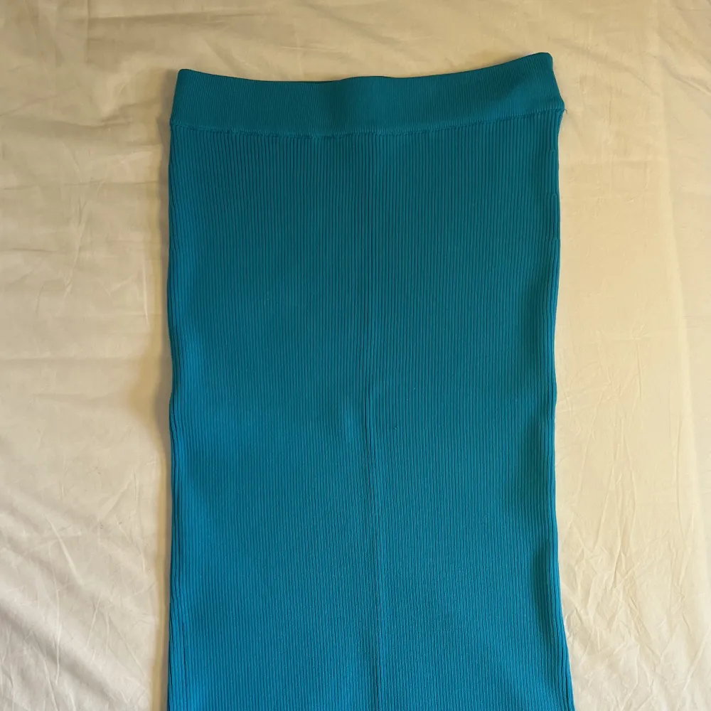 En tight somrig kjol som formar sig efter din kropp + slits där bak🥰En favorit i nyskick!! (Skynda dig innan jag ångrar mig). Kjolar.