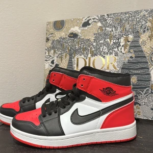 Röda kopia Jordan 1 för salu (storlek 37)❤️ - Säljer en kopia av röda jordan 1 i storlek 37 (HELT OANVÄNDA). Skorna är i toppskick DM för fler bilder ❤️