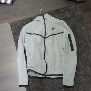 Tech Fleech - Säljer en nike tech byxor + tröja i bra skick köpt på nike i stockholm 