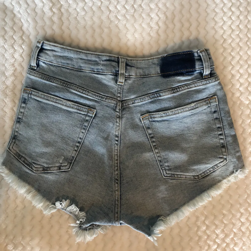 Ett par korta jeansshorts i storlek 38 från hm. Oanvända.. Shorts.