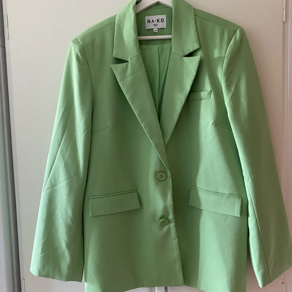 Blazer från Lena Tamburinis kollektion med NA-KD förra året. Såå härlig grön färg! Oversize med axelvaddar 💚💚 Aldrig använd, helt slutsåld hos NA-KD!. Kostymer.