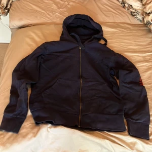 Mörkblå hoodie  - Jag tror det är min pappas gamla hoodie, men den är i bra skick. 