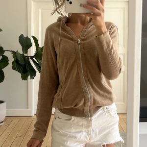 Kashmir hoodie  - En Kashmir Hoodie från Filippa K i bra skick förutom ett pyttehundar på ena ärmen som är igensytt, inget man lägger märke till. Väl använd men fortfarande mycket gott skick då Filippa Ks kvalitet är bäst. Inte nopprig alls.