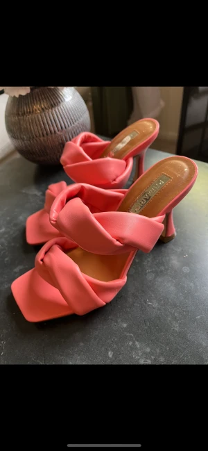 Klackar storlek 37 - Säljer mina klackar i färgen korall. Köpta på primark i Italien   Säljes pga använder inte 