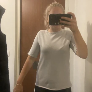 Stickad T-shirt  - Säljer en snygg stickad T-shirt från hm som är grå men inye jötte grå. 