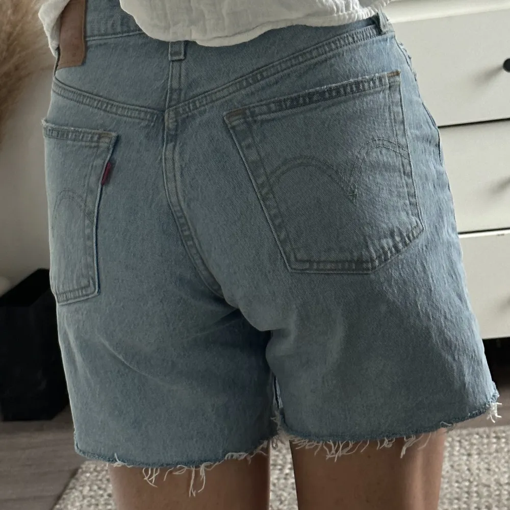 Säljer ett par levis shorts i snygg blå tvätt o några slitnings detaljer 💙 (Knappar ist för dragkedja) Mycket stretch! Storlek 26! Precis som nya😍. Jeans & Byxor.