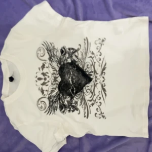 Y2K tröja 🖤 - Y2K croptop  Säljs pga gillar inte den längre Priset kan diskuteras💸